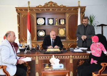 محافظ قنا يواصل استقبال المواطنين بمكتبه لبحث شكواهم