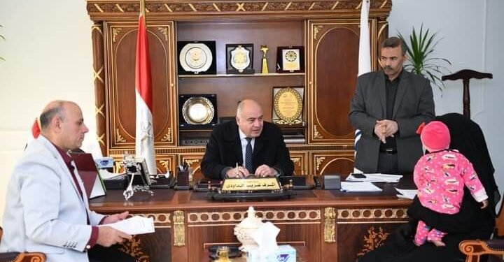 محافظ قنا يواصل استقبال المواطنين بمكتبه لبحث شكواهم