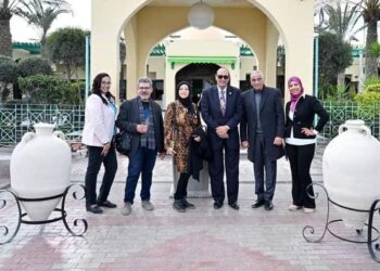 نقيب الفنانين التشكيلين الدكتور / حسن وصفي يفتتح معرض (الارض الطيبة )