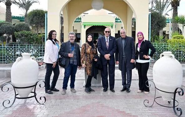 نقيب الفنانين التشكيلين الدكتور / حسن وصفي يفتتح معرض (الارض الطيبة )