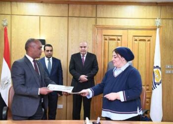 محافظ قنا يشهد توقيع بروتوكول تعاون