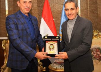 محافظ الغربية يكرم المستشار العسكري بالغربية