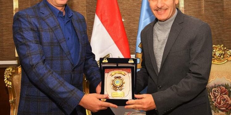 محافظ الغربية يكرم المستشار العسكري بالغربية