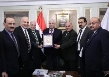 وزير التعليم العالي يلتقي بنقيب نقابة العلاج الطبيعي لمناقشة سبل التعاون في دعم خدمات العلاج الطبيعي