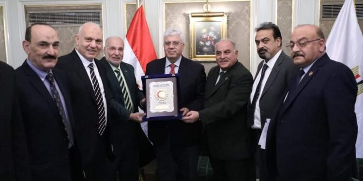 وزير التعليم العالي يلتقي بنقيب نقابة العلاج الطبيعي لمناقشة سبل التعاون في دعم خدمات العلاج الطبيعي