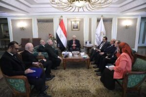 وزير التعليم العالي يلتقي بنقيب نقابة العلاج الطبيعي لمناقشة سبل التعاون في دعم خدمات العلاج الطبيعي