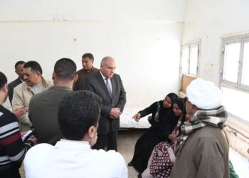 محافظ قنا يطمئن علي مصابي حادث انهيار منزل بقرية الشعانية