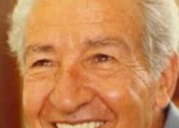 لغة لأحاسيس البشر.. رجل غير نظرة المجتمع للمرأة والحب