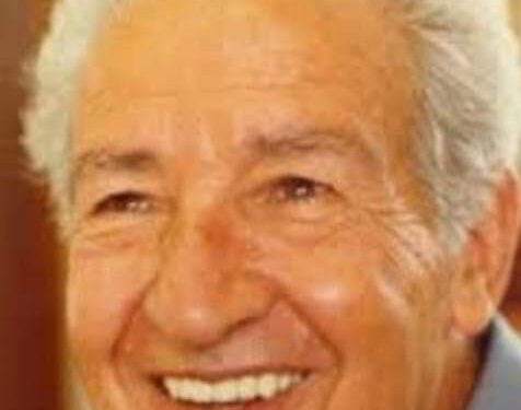 لغة لأحاسيس البشر.. رجل غير نظرة المجتمع للمرأة والحب