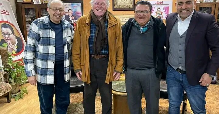 " إمسك حرامي " يعيد النجم حسين فهمي لخشبة المسرح