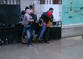 رغم الامطار الرعديه طلاب مدارس الاسكندريه يؤدون امتحاناتهم