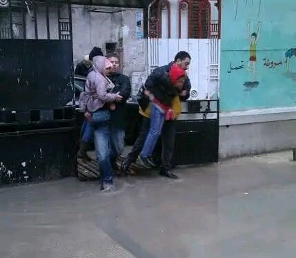 رغم الامطار الرعديه طلاب مدارس الاسكندريه يؤدون امتحاناتهم