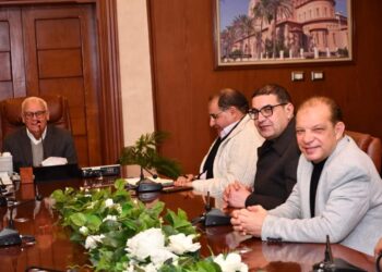 محافظ بورسعيد يلتقي رؤساء الأحياء لمتابعة سير العمل بالأحياء