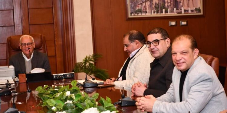 محافظ بورسعيد يلتقي رؤساء الأحياء لمتابعة سير العمل بالأحياء