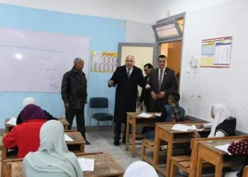 محافظ قنا يتفقد امتحانات الفصل الدراسي الأول للشهادة الإعدادية