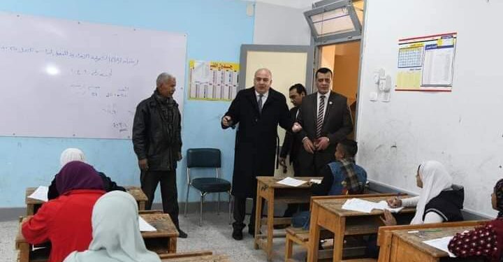 محافظ قنا يتفقد امتحانات الفصل الدراسي الأول للشهادة الإعدادية