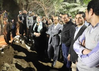 نائب محافظ المنيا يتابع تداعيات الحادث الذي وقع أثناء أعمال حفر خزان صرف صحي بقرية الدوادية بمركز المنيا