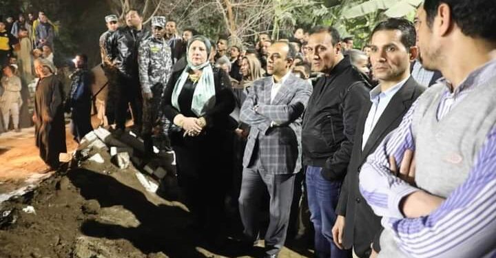 نائب محافظ المنيا يتابع تداعيات الحادث الذي وقع أثناء أعمال حفر خزان صرف صحي بقرية الدوادية بمركز المنيا