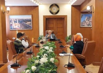 محافظ بورسعيد يتابع سير العمل بعدد من إدارات الديوان العام.