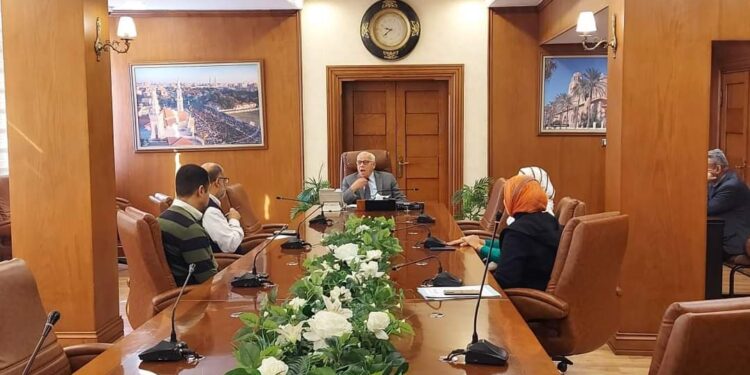 محافظ بورسعيد يتابع سير العمل بعدد من إدارات الديوان العام.