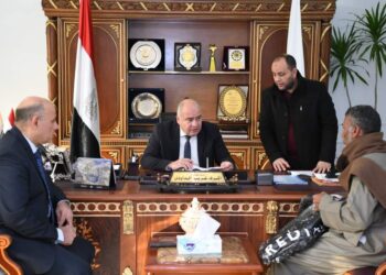 محافظ قنا: يواصل استقبال 96 مواطن بمكتبه لبحث شكواهم