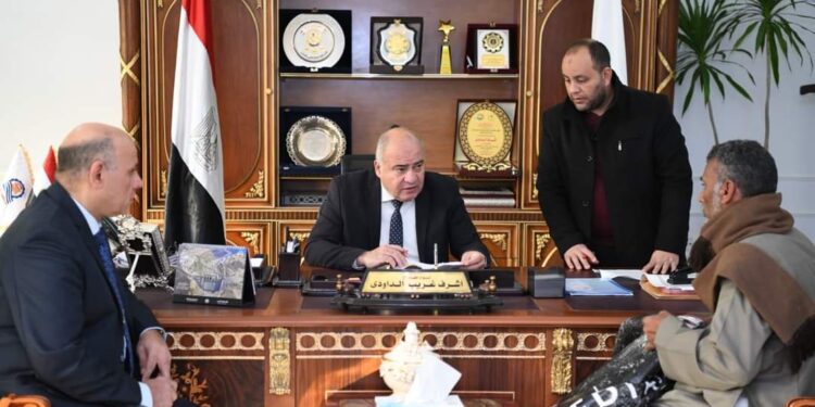 محافظ قنا: يواصل استقبال 96 مواطن بمكتبه لبحث شكواهم