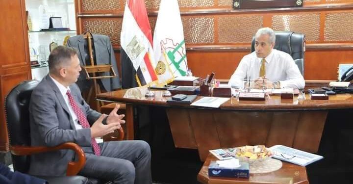 وزير القوى العاملة يلتقى بوفداً من إدارة أكبر شركة لإنتاج السكر في الشرق الأوسط وأفريقيا