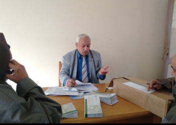 نقيب معلمي جنوب الجيزة يوزع فيز المعاشات