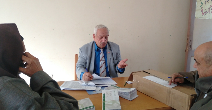 نقيب معلمي جنوب الجيزة يوزع فيز المعاشات