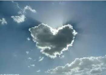 خلف الغيوم توارى القمر