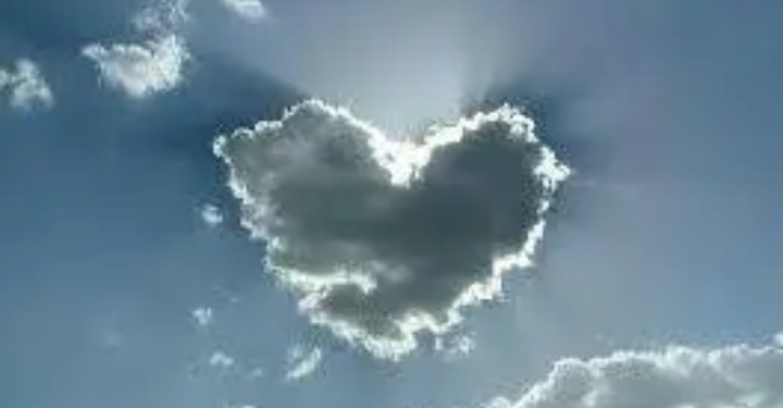 خلف الغيوم توارى القمر