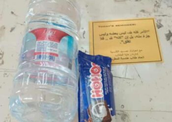 مع بداية امتحانات نصف العام كلية هندسة المطرية توزع الحلوي والمياه المعدنية علي الطلاب