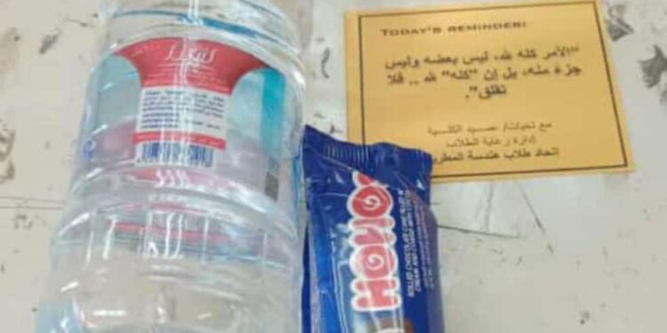 مع بداية امتحانات نصف العام كلية هندسة المطرية توزع الحلوي والمياه المعدنية علي الطلاب