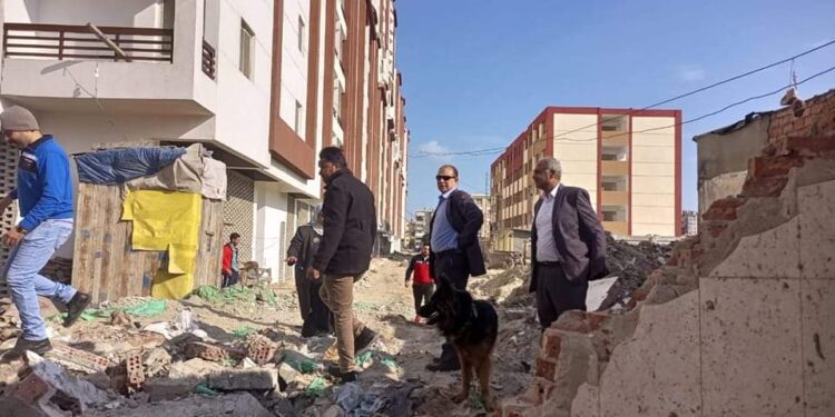 إزالة الاشغالات بنطاق حى المناخ لإستكمال توصيل المرافق للإسكان التعاوني