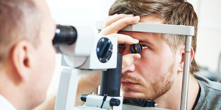 دراسة تربط تراجع البصر بالتوتر