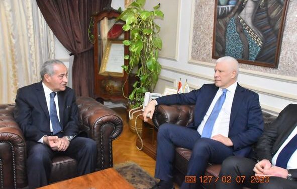 بحث السيد الاستاذ الدكتور على المصيلحى وزير التموين والتجارة الداخلية مع أعضاء البنك تمويل انشاء انشاء صومعه كبرى بميناء دمياط بسعة تخزينية 200