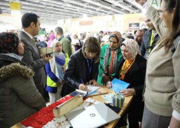 منسق الأمم المتحدة في مصر تزور جناح الأزهر