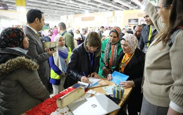 منسق الأمم المتحدة في مصر تزور جناح الأزهر