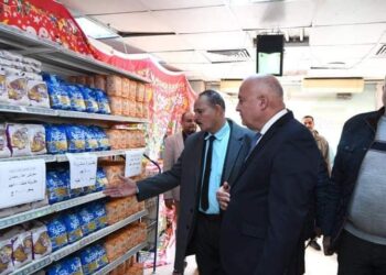 محافظ قنا يفاجئ فروع الشركة المصرية ومعارض بيع السلع الغذائية والاستهلاكية