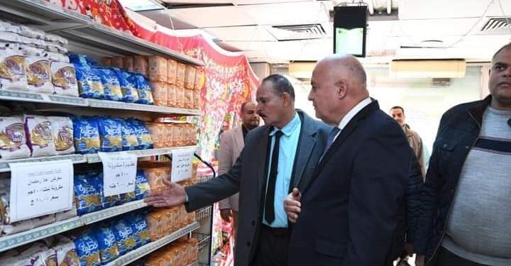 محافظ قنا يفاجئ فروع الشركة المصرية ومعارض بيع السلع الغذائية والاستهلاكية