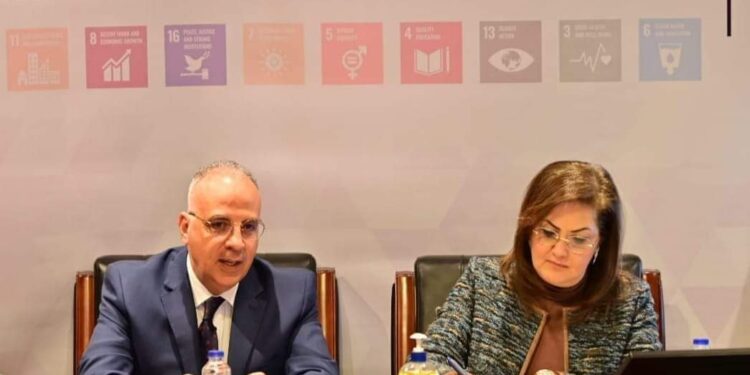 وزيرا التخطيط والتنمية الاقتصادية والري يناقشان الخطة الاستثمارية للوزارة للعام المالي القادم