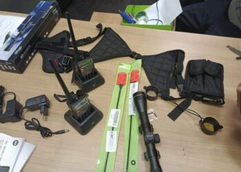 جمارك مطار القاهرة الدولي تضبط محاولة تهريب منظار وجهازي لاسلكي وجراب سلاح