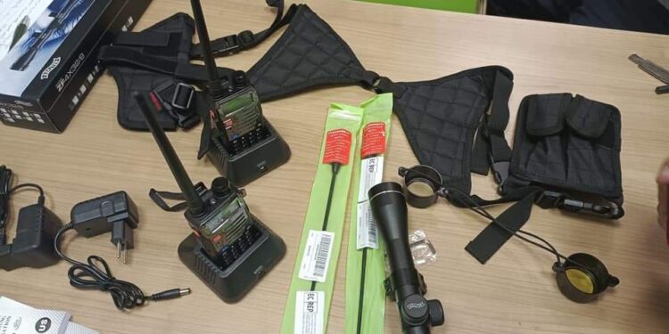 جمارك مطار القاهرة الدولي تضبط محاولة تهريب منظار وجهازي لاسلكي وجراب سلاح