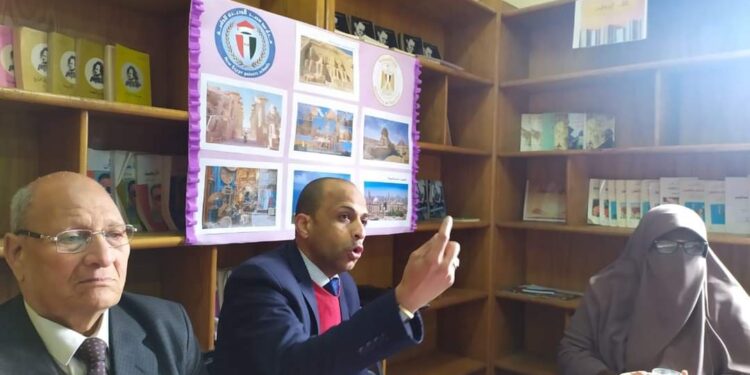 أمين عام نقابة السياحة والفنادق يلقي محاضرة هامة