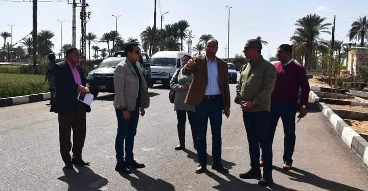 محافظ الفيوم يتفقد سير العمل بالمركز التكنولوجي المطور ويلتقي عدداً من المواطنين