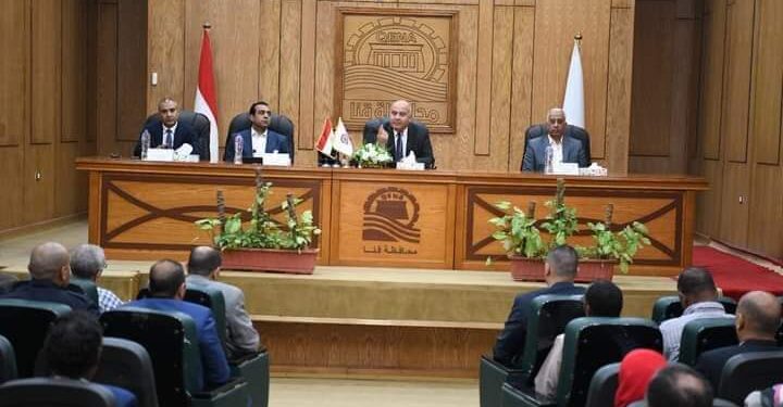 محافظ قنا يشدد على إزالة التعديات على الأراضي الزراعية والإهتمام بملف النظافة