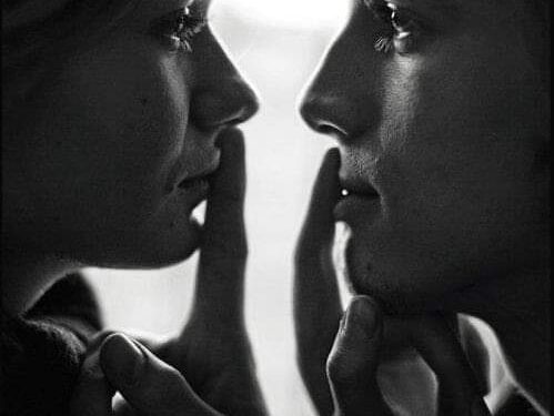 بين الحديث والصمت