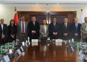 وزير التنمية المحلية يبحث مع وفد البنك الدولى ملف التنمية الإقتصادية بصعيد مصر