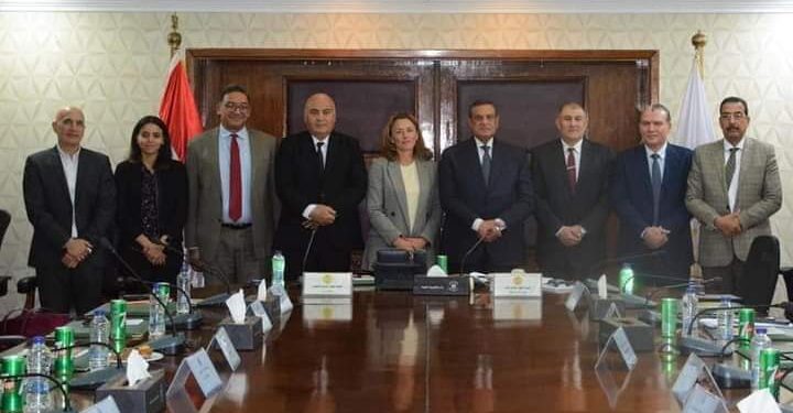 وزير التنمية المحلية يبحث مع وفد البنك الدولى ملف التنمية الإقتصادية بصعيد مصر
