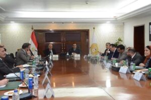 وزير التنمية المحلية يبحث مع وفد البنك الدولى ملف التنمية الإقتصادية بصعيد مصر